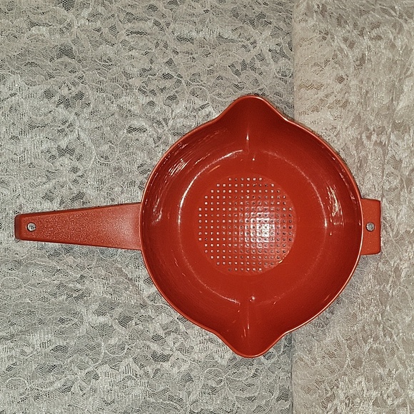 Tupperware: 2 Quart Red Colander Strainer with Handle - Picture 3 of 5